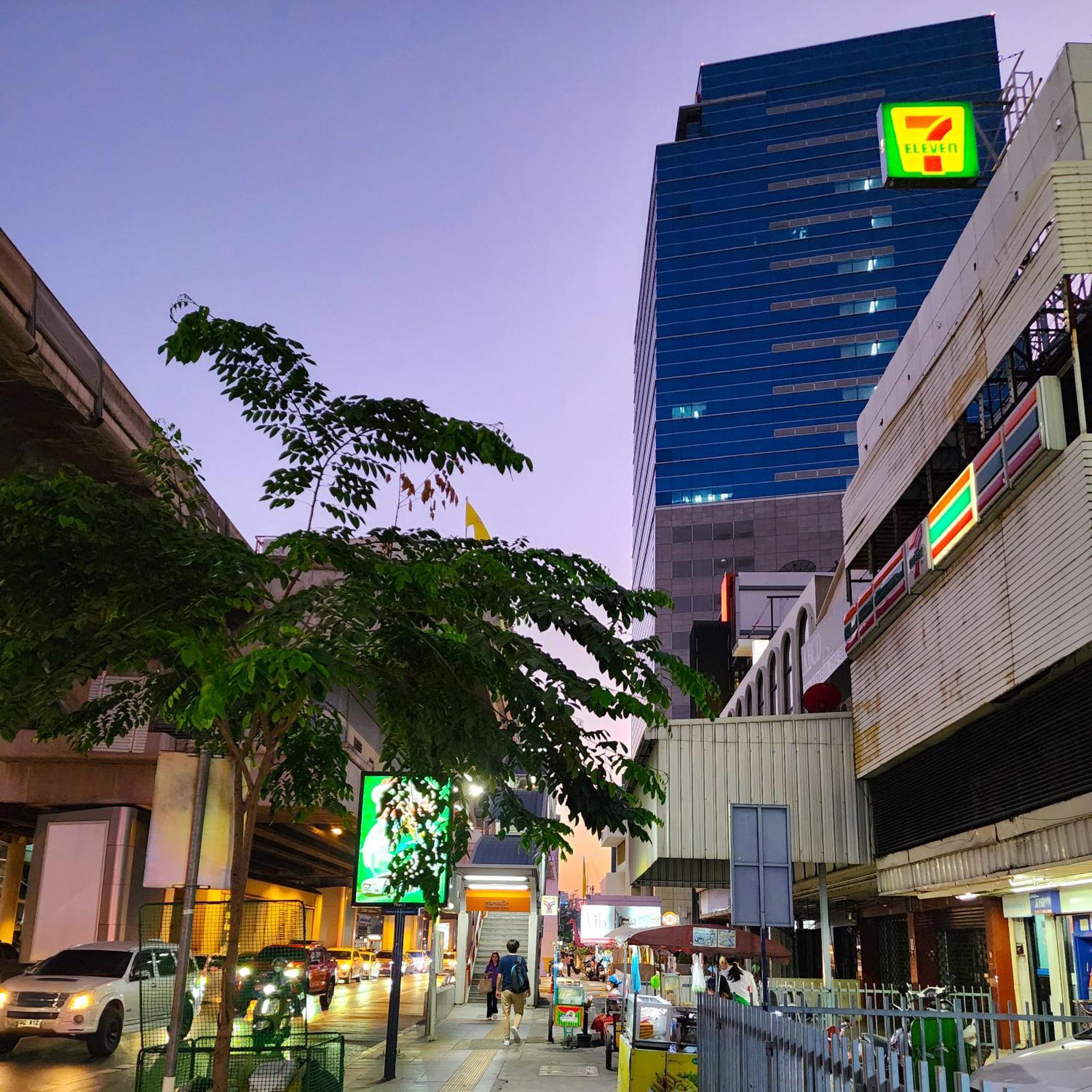 Vic 3 Bangkok Hotel Buitenkant foto