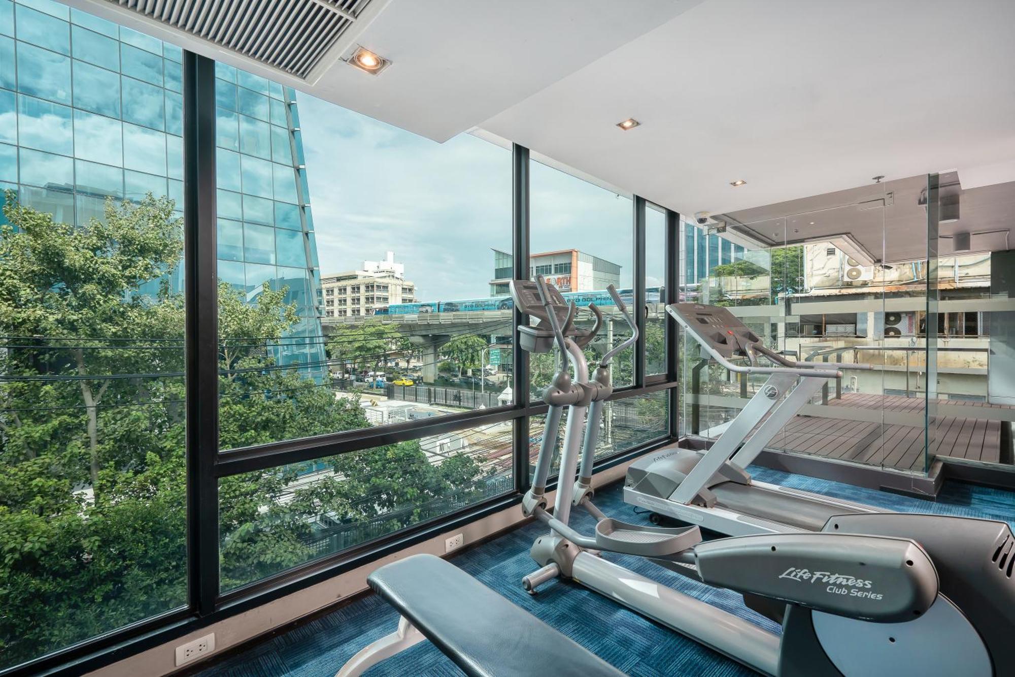 Vic 3 Bangkok Hotel Buitenkant foto