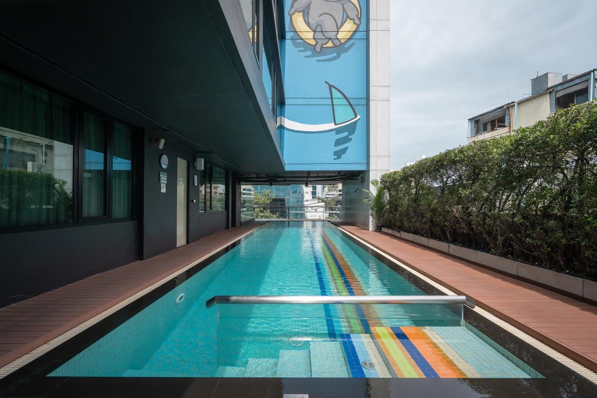 Vic 3 Bangkok Hotel Buitenkant foto